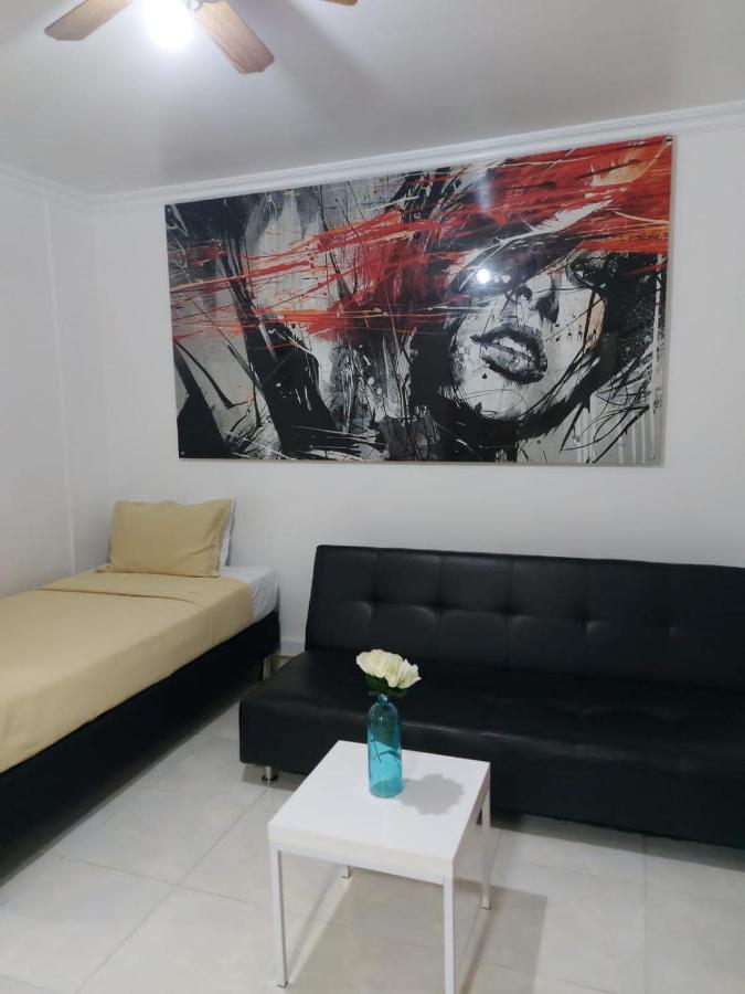 Apartamentos Laureles De La 70 Medellin Bagian luar foto