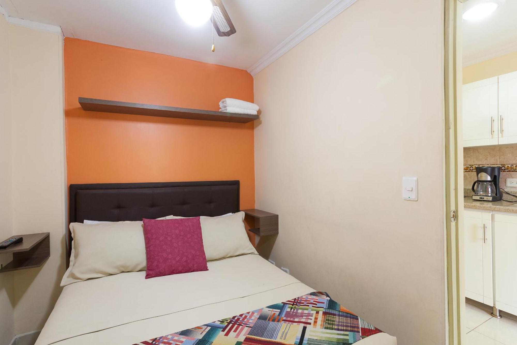 Apartamentos Laureles De La 70 Medellin Bagian luar foto