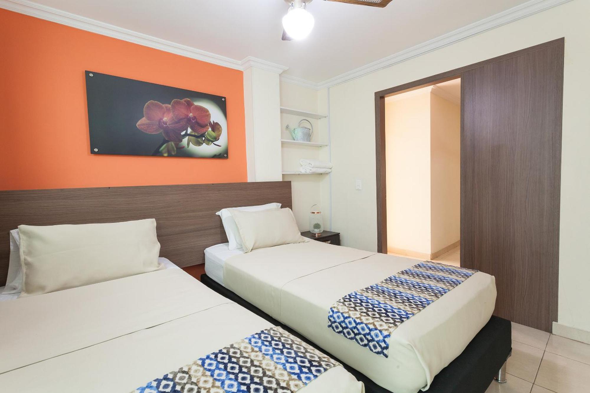 Apartamentos Laureles De La 70 Medellin Bagian luar foto
